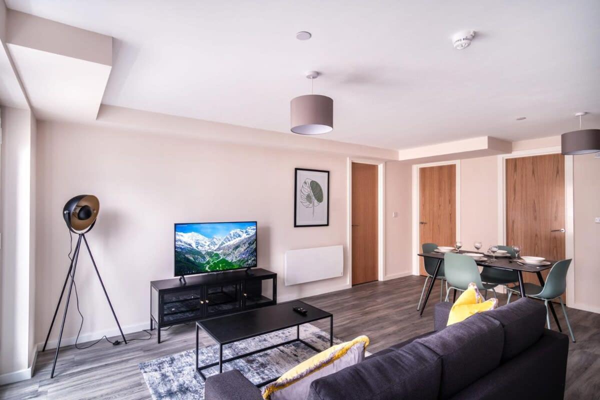 Modern & Spacious 2 Bed Apartment In Манчестър Екстериор снимка