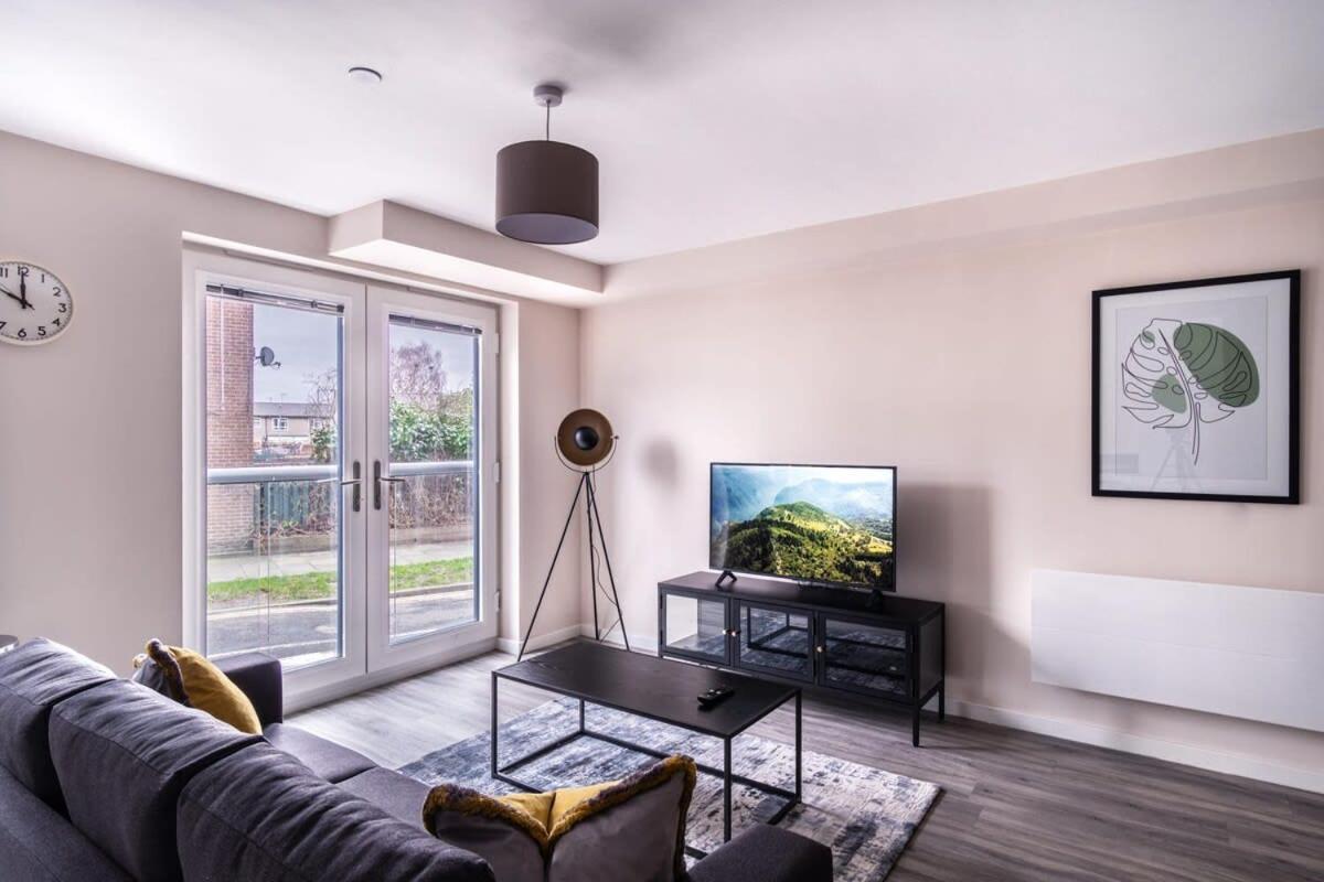 Modern & Spacious 2 Bed Apartment In Манчестър Екстериор снимка
