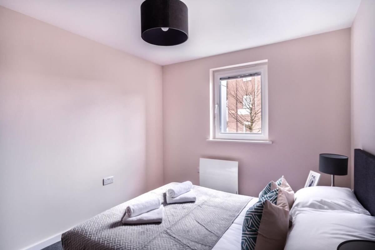 Modern & Spacious 2 Bed Apartment In Манчестър Екстериор снимка