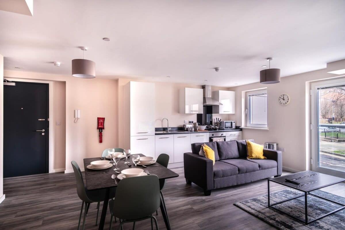 Modern & Spacious 2 Bed Apartment In Манчестър Екстериор снимка